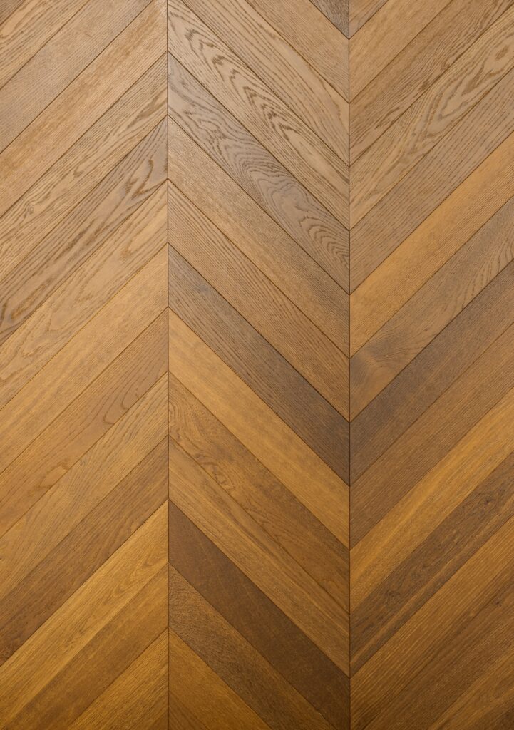 ორშრიანი პარკეტი HB1470 Chevron 14/4x90x510mm deep smoked, brushed, UV oiled, ABC grade