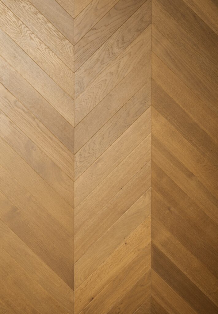ორშრიანი პარკეტი HB1485 Chevron 14/4x90x510mm smoked, brushed, UV oiled, ABC grade