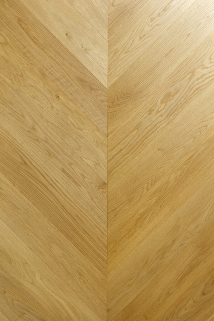 სამშრიანი პარკეტი HB1570  Engineered oak Chevron 15/4x150x700 mm, 5G dick, Banfert lacquered